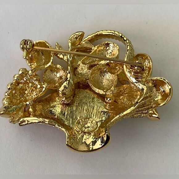 Vintage Gold Tone Brooch Pin Basket of Fruit Flowers Signed - Picture 3 of 4